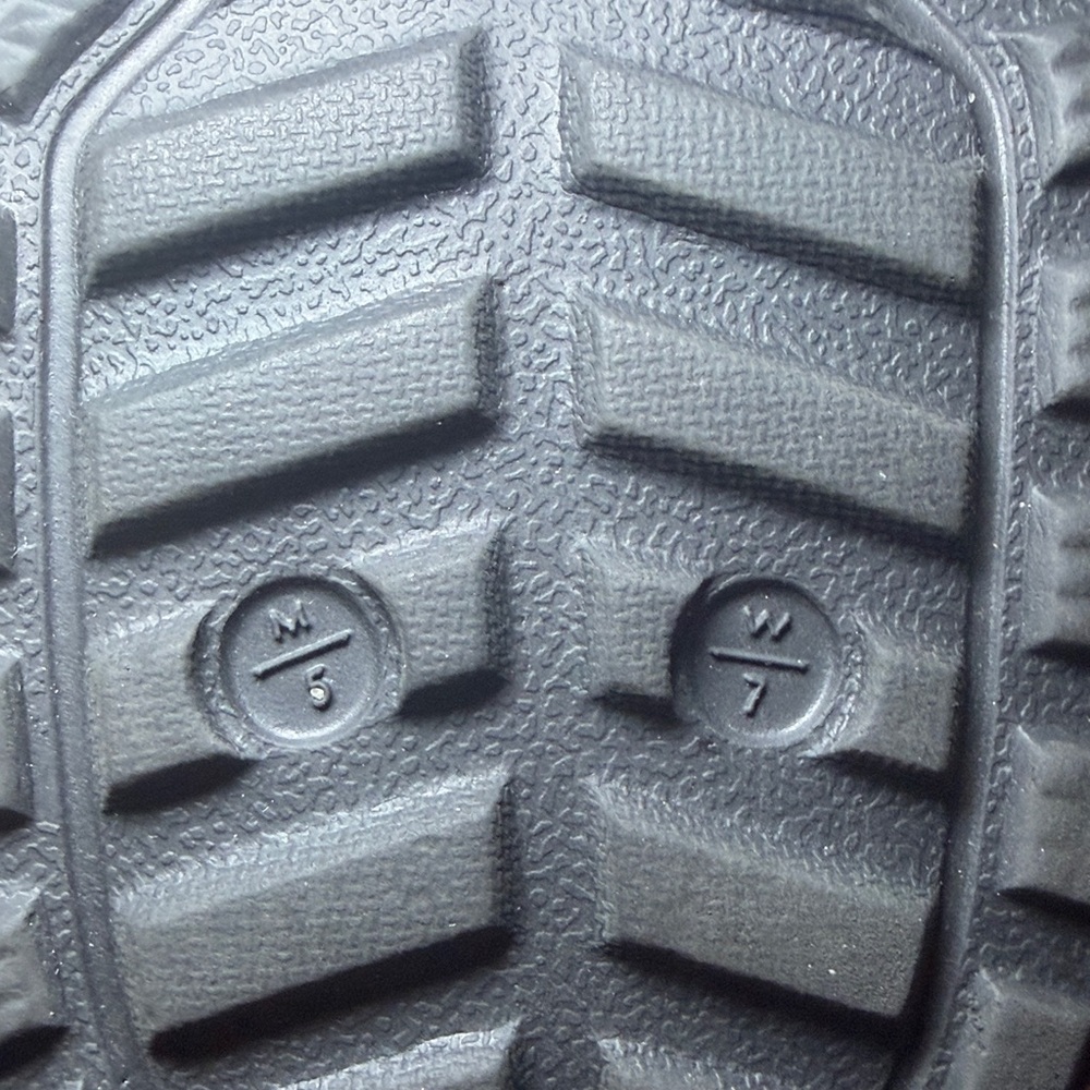 CROCS Black Floral size 7 women’s Clogs fur inside - Picture 7 of 10